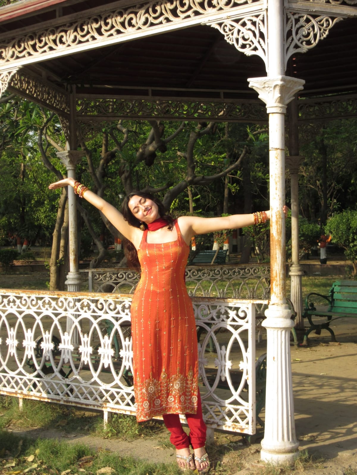 Embroidered Sleeveless Ethnic Suit Set - Image 2
